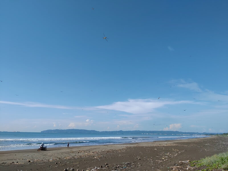 Pantai Kemiren: Rahasia Sunset yang Bikin Antri 4 Jam di Awal Tahun!